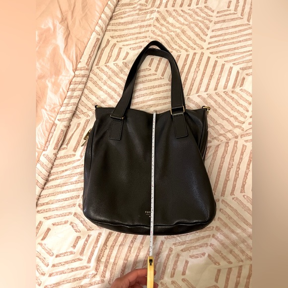 Fossil. Leather black shoulder bag with gold zipper extension detail. Black. - Picture 2 of 8